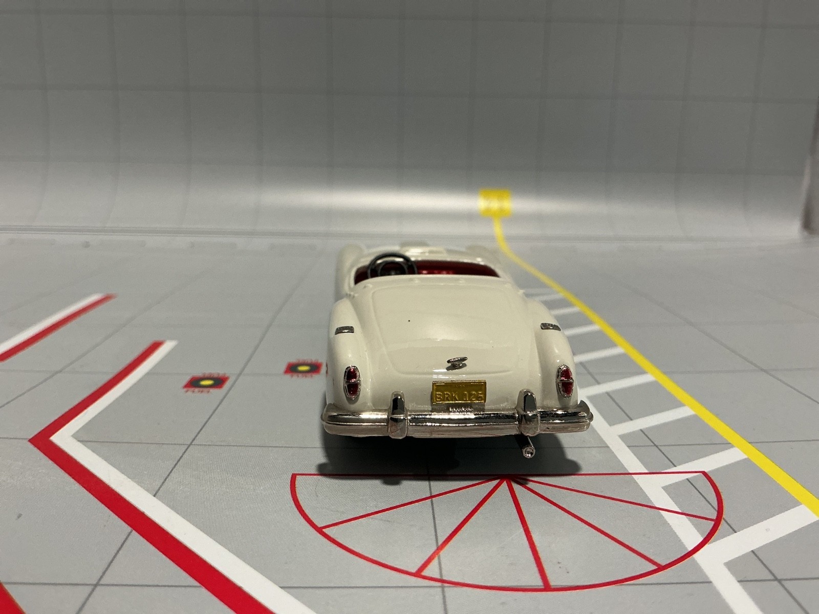 1:43 BROOKLIN MODELS BRK 125 1953 NASH HEALEY ROADSTER WHITE *MISSING WINDSHIELD