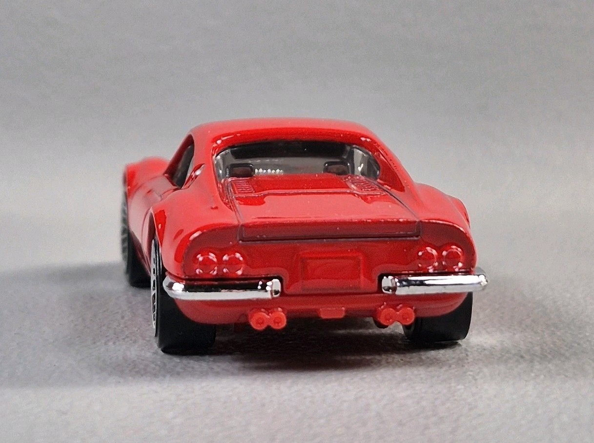 FERRARI DINO 206 GT Diorama Collectible DieCast Model Car 1:64 Red LOOSE