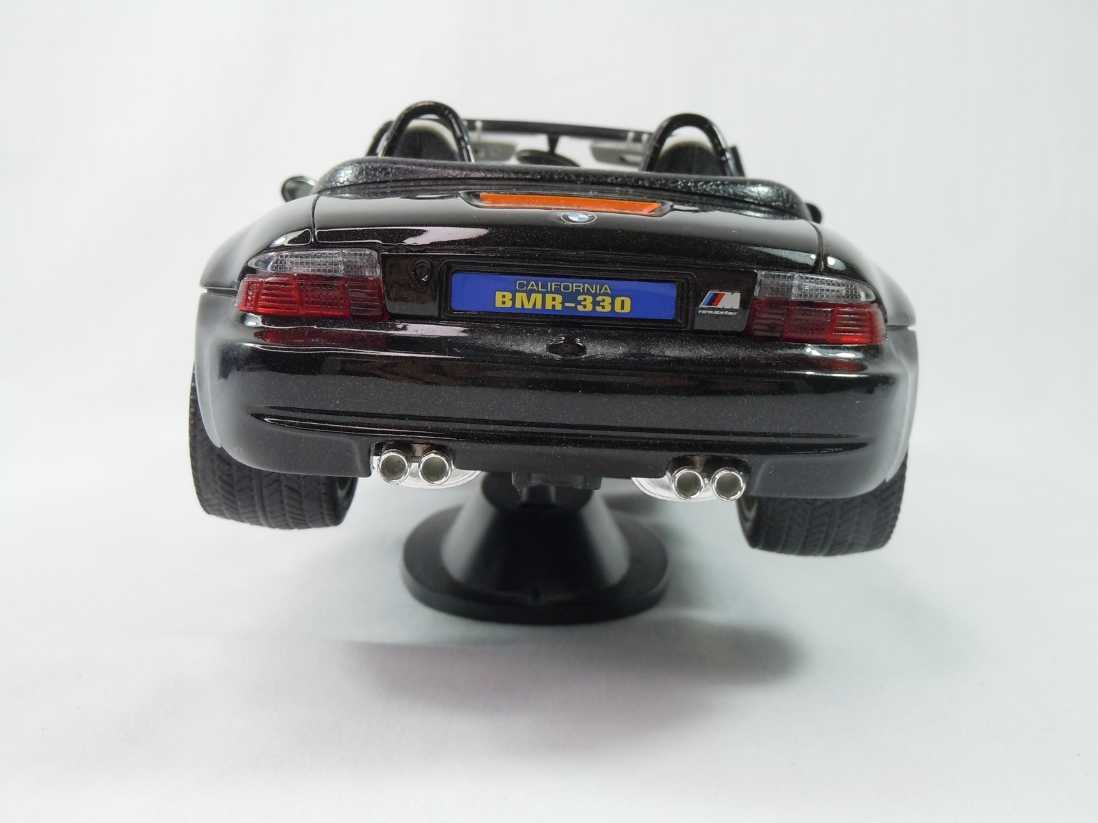 Burago 1/18 Scale BMW 330M Roadster 1996 Diecast Car With Stand