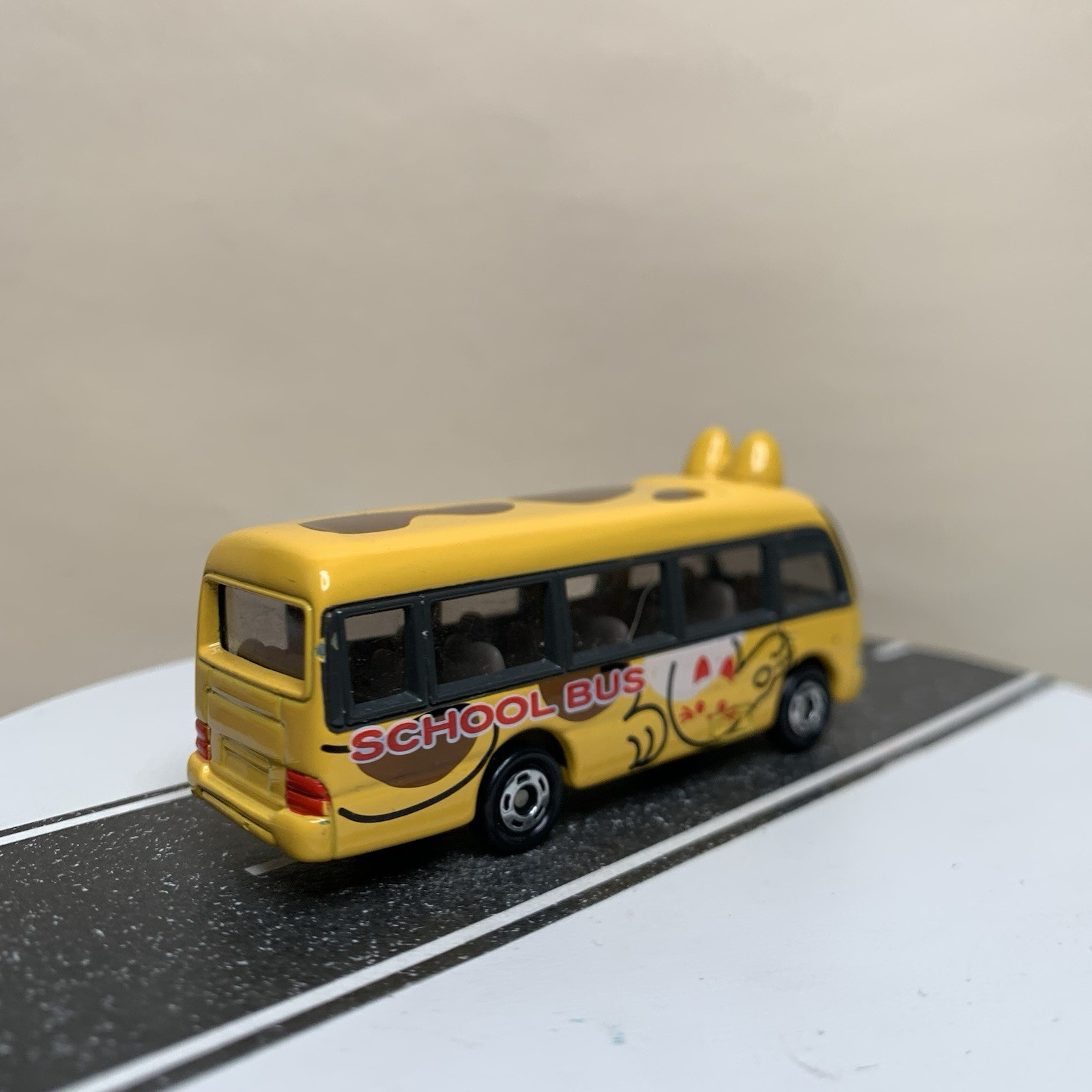 Tomy Tomica #92 Toyota Coaster Kindergarten Cat Animal School Bus Yellow 1/89