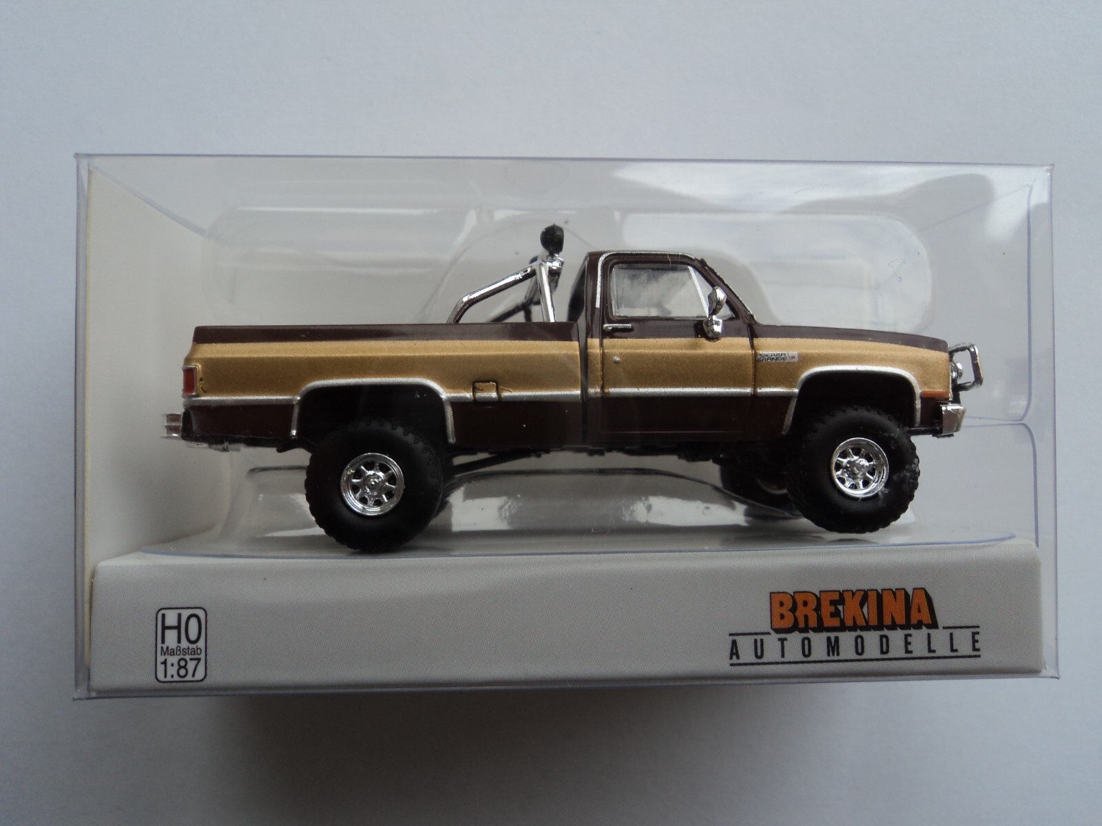 BREKINA 1981 GMC SIERRA GRANDE PICKUP TRUCK BROWN / GOLD HO 1/87 PLASTIC