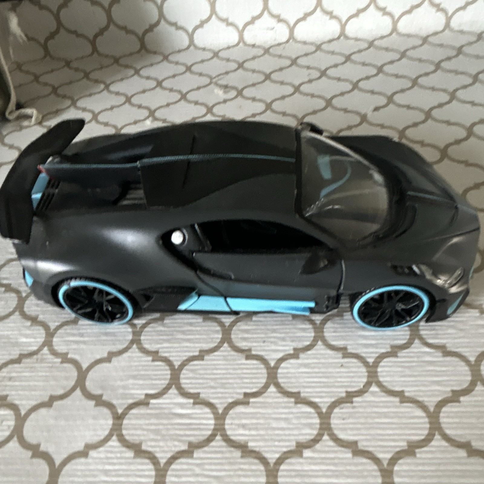 Maisto Diecast Model Sports Car Toy – Black/Blue, Opening Doors Feature