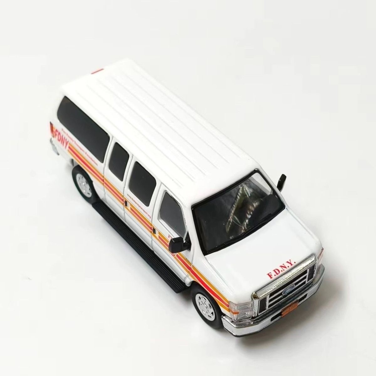 Greenlight 1:64 1978 Ford E-350 Ambulance NYFD Fire Dept 111 Diecast Model Car