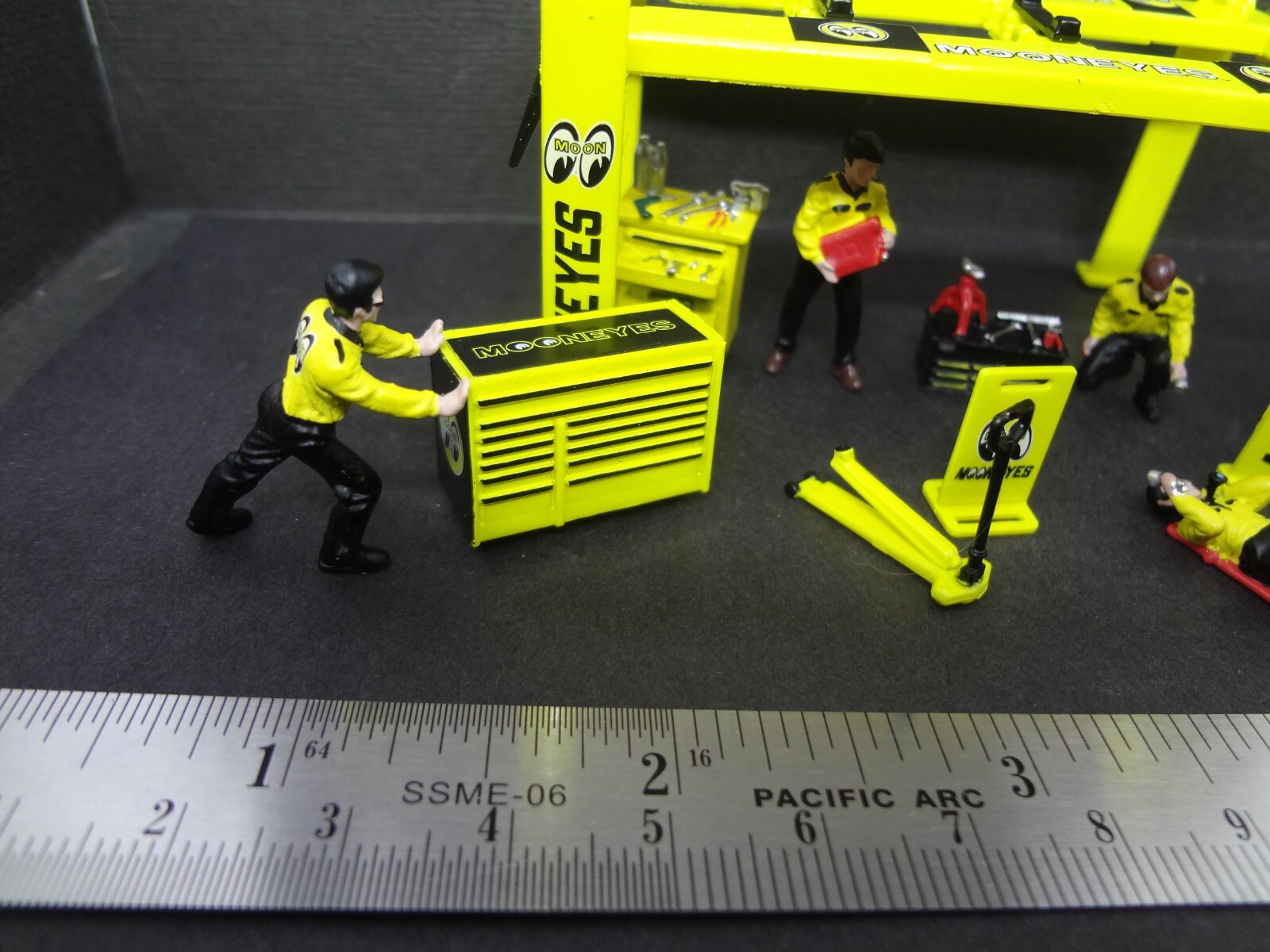 1:64 Scale figure set MOONEYES Mechanics + Moon Garage Set w/ lift + stickers