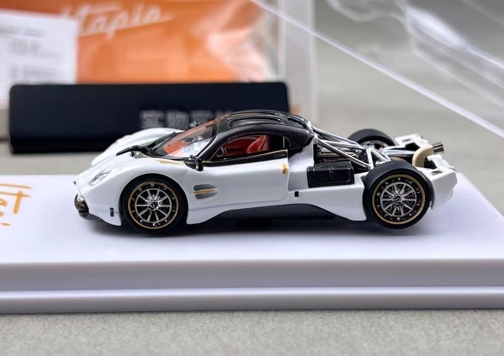 CM 1:64 White Utopia Racing Sports Model Diecast Metal Car