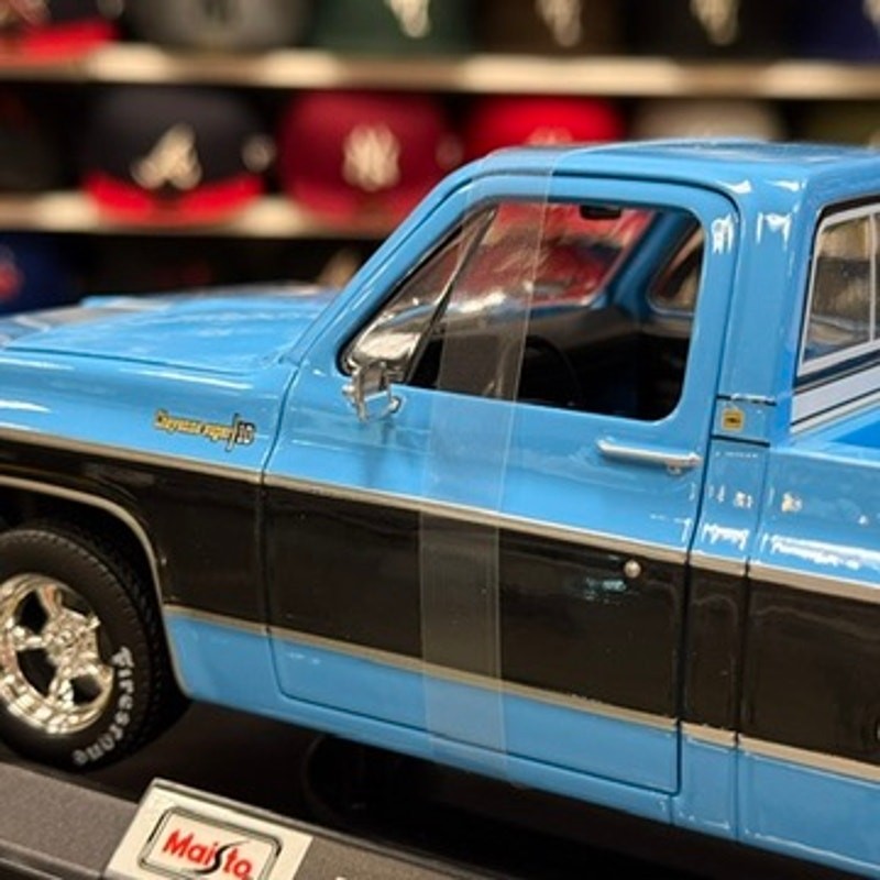 1/18 Chevrolet 1979 C10 Cheyenne Super Blue Pickup Truck Diecast Model | New