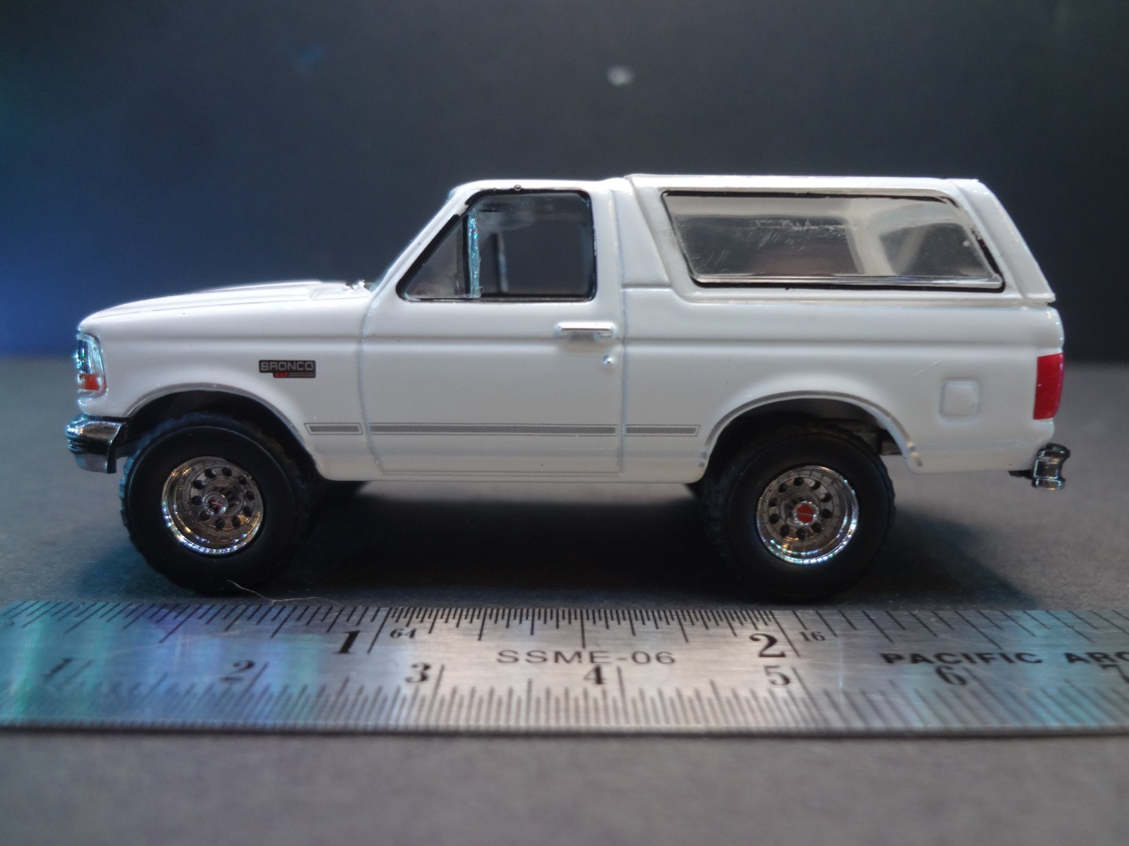 Greenlight 1993 Ford Bronco XLT white w/ removable top – Loose 1:64