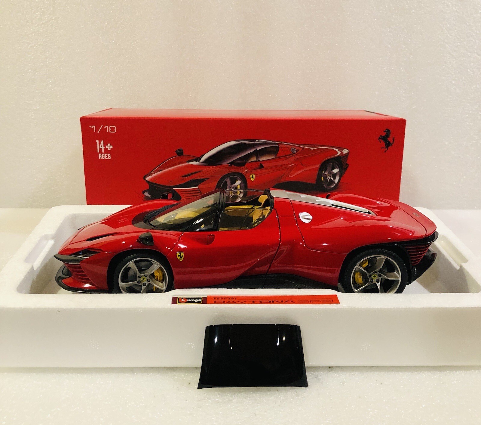 1/18 Bburago Ferrari Daytona SP3 Rosso Corsa Spider Closed Version Signature