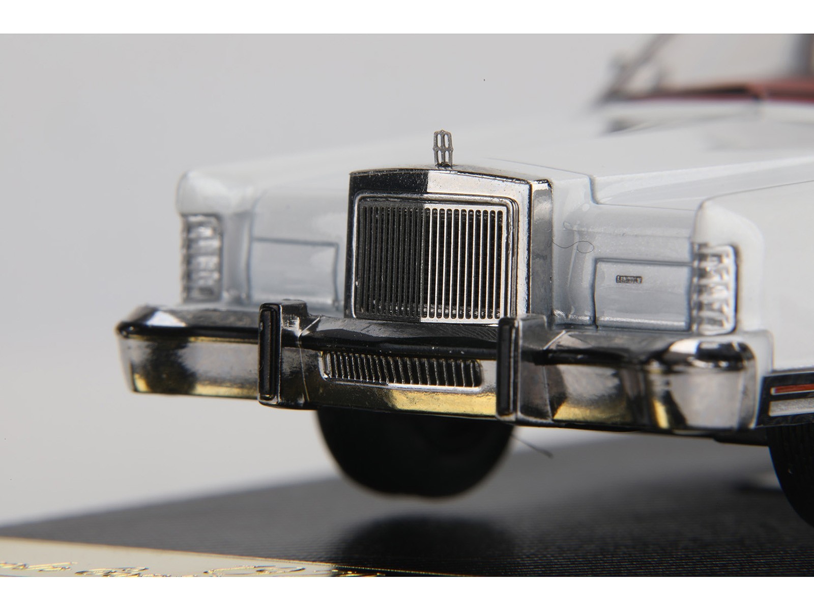 1979 LINCOLN CONTINENTAL TOWN CAR WHITE 1/64 DIECAST MODEL BY SUN STAR 60005