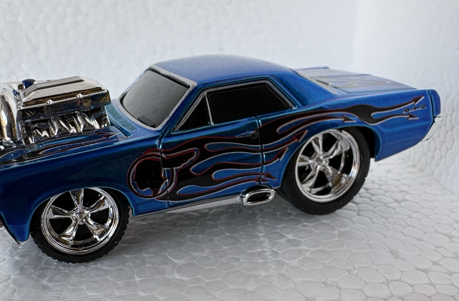 Muscle Machines 1965 Pontiac GTO Blue w/ Flames Chrome Blower 1/64 Diecast Car