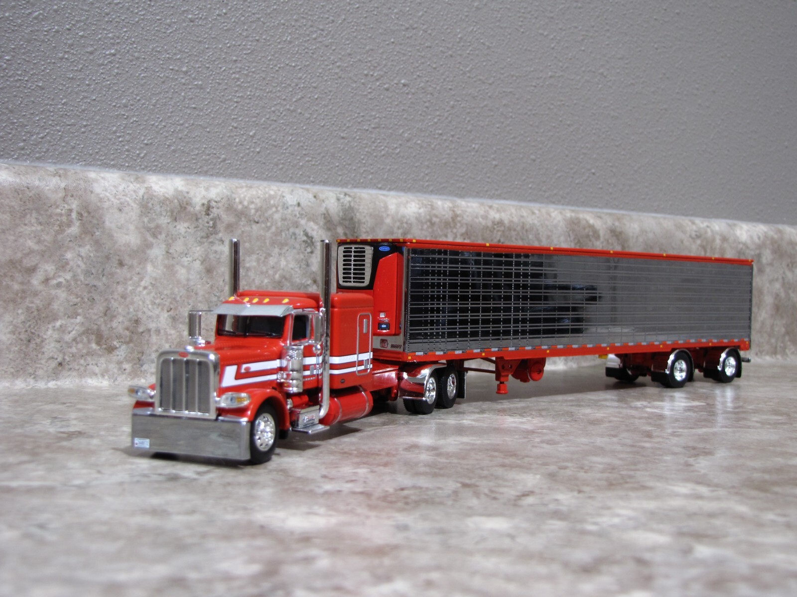 DCP 1/64 Can’t Afford It Ganski Red Peterbilt 389 Utility Refrigerated 60-1325