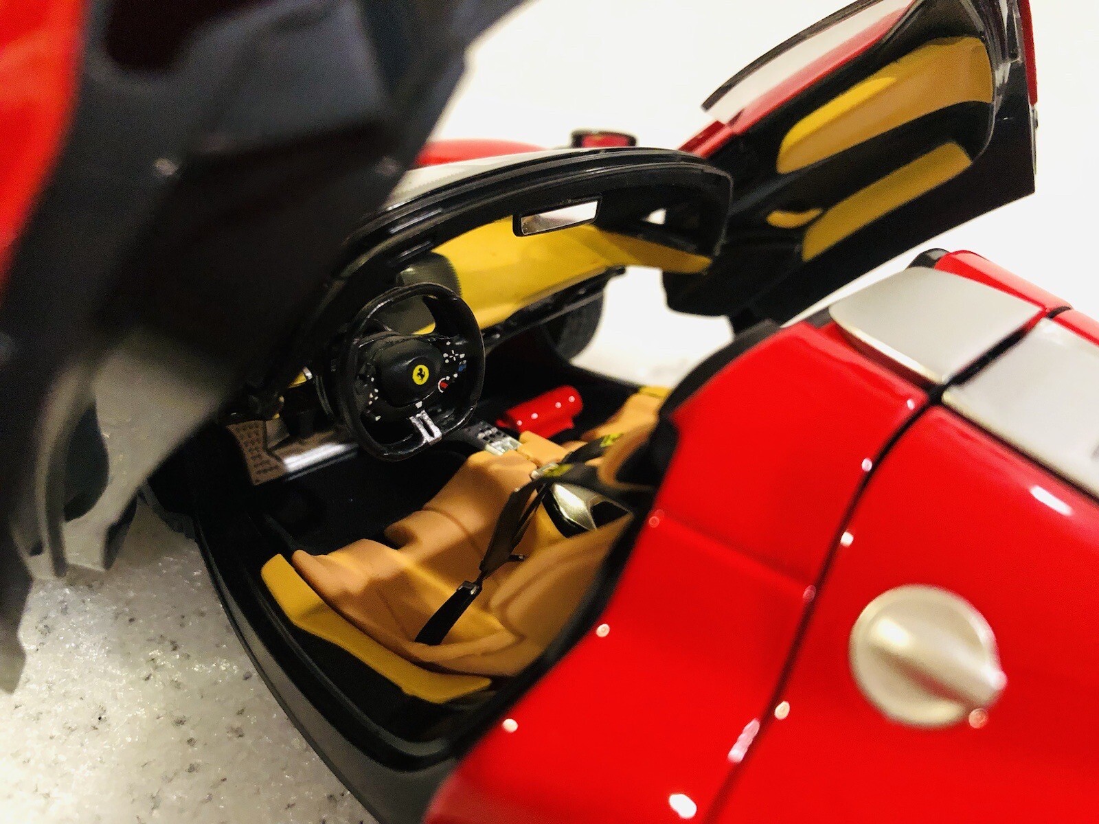 1/18 Bburago Ferrari Daytona SP3 Rosso Corsa Spider Closed Version Signature