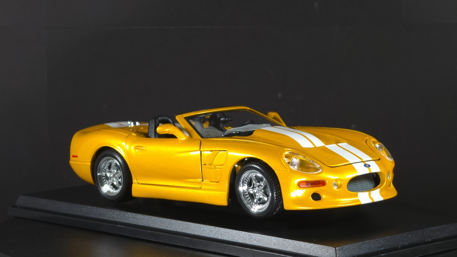 Shelby Series one 1:18 Maisto Exclusive Style Special Edition – Yellow