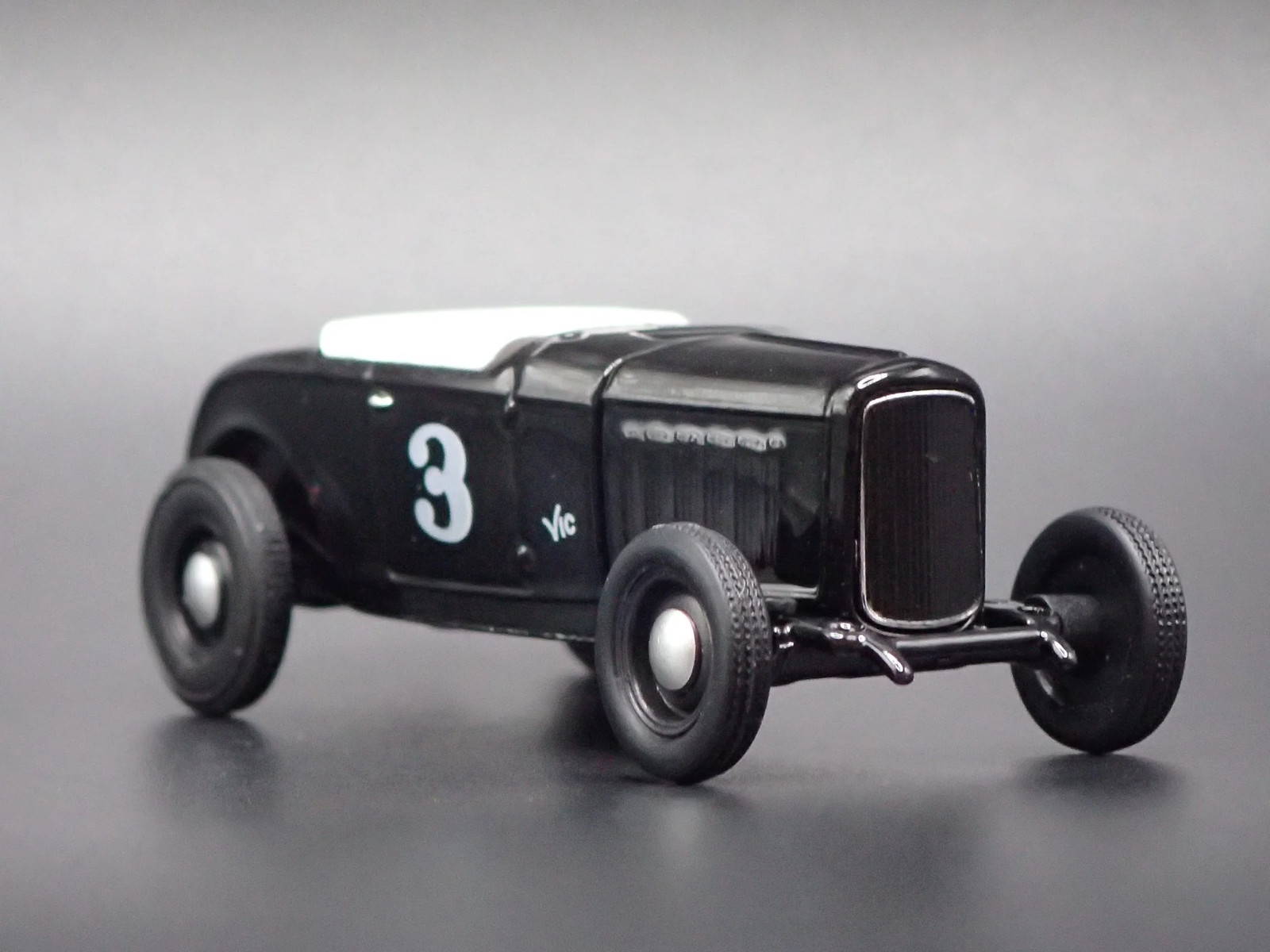 1932 32 FORD ROADSTER HOT ROD BLACK 1:64 SCALE DIORAMA DIECAST MODEL CAR