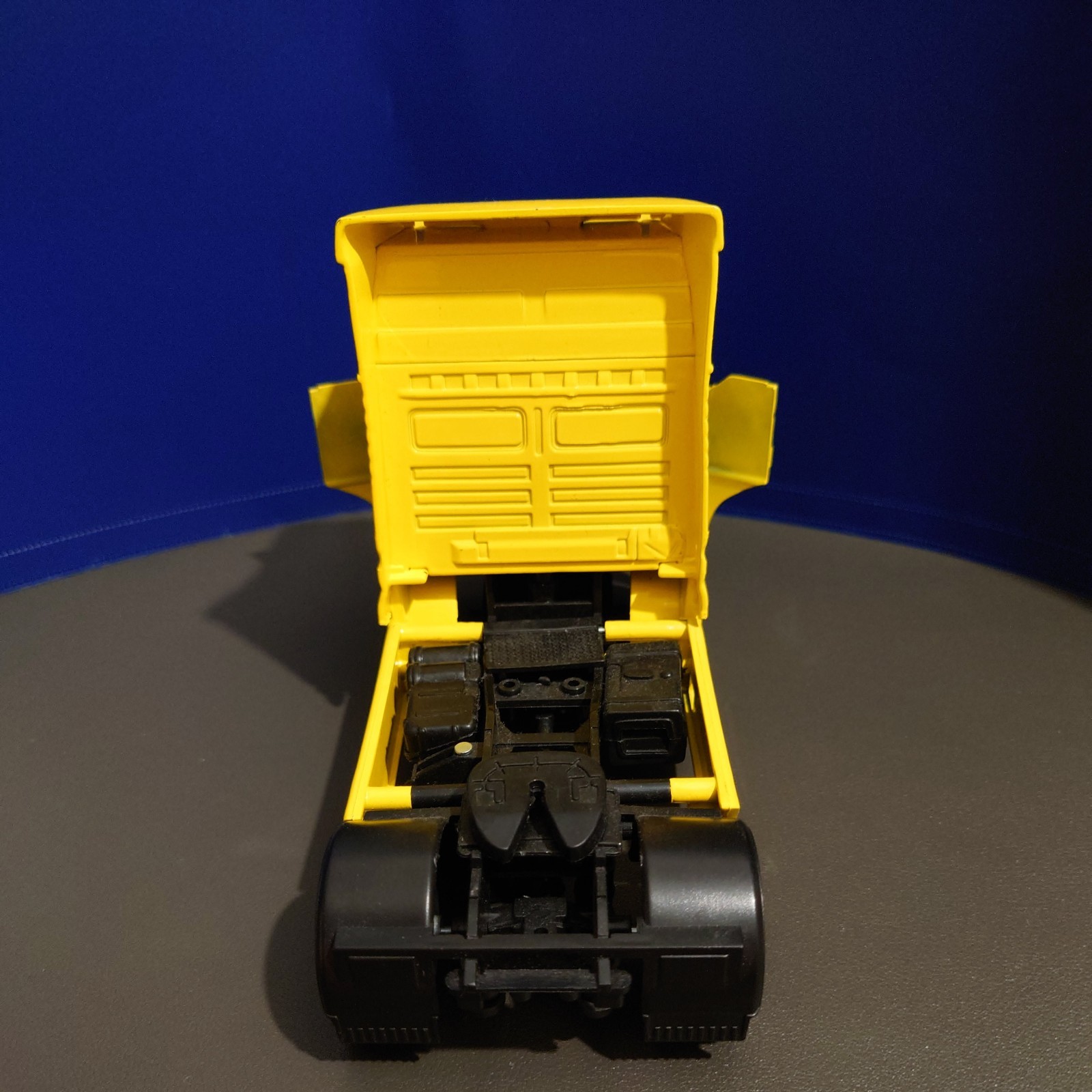 New Ray Man Truck Tractor Unit 1:32 Scale Diecast Model Used