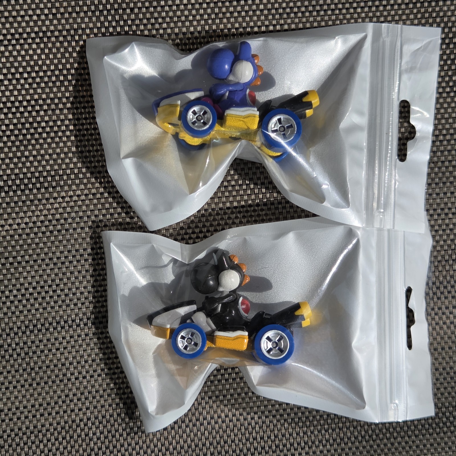 2018 Yoshi Mattel Hot Wheels Die-Cast Standard Kart (Black & Blue? / Purple?)