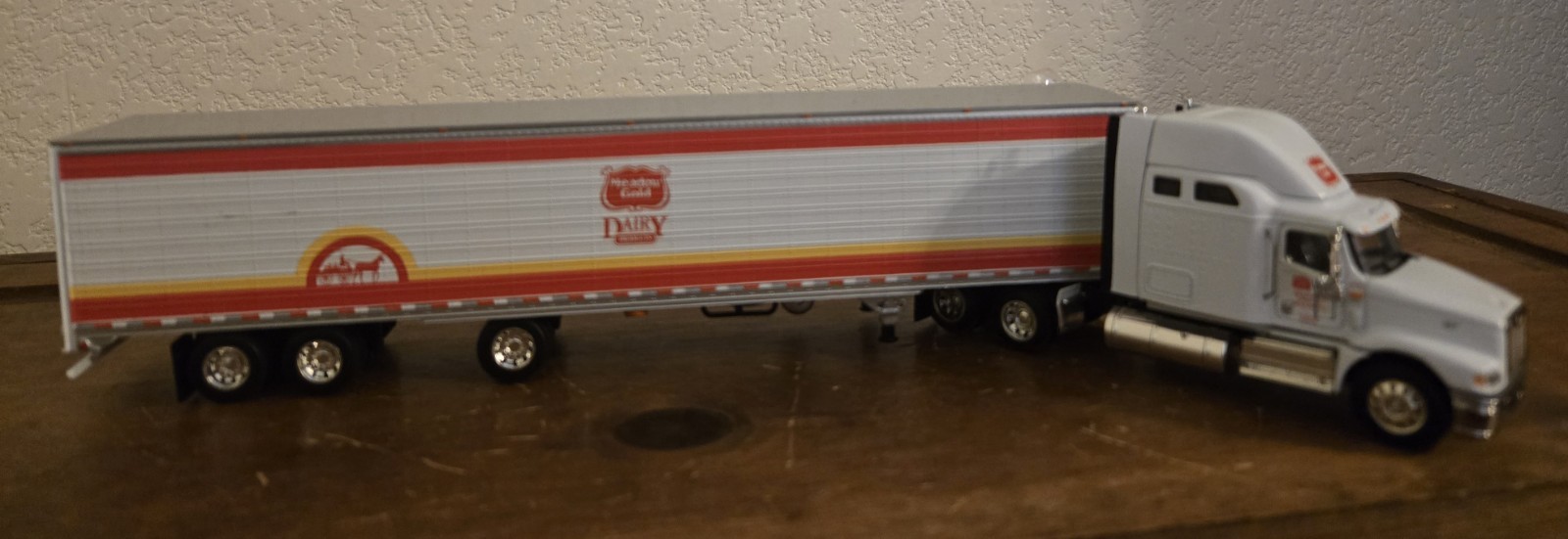 DCP 1:64 / Freightliner Meadow Gold Dairy Tractor-Trailer