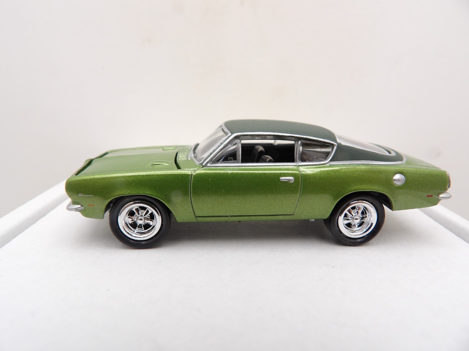 1969 PLYMOUTH BARRACUDA 2005 JOHNNY LIGHTNING MOPAR OR NO CAR 1:64 DIE-CAST
