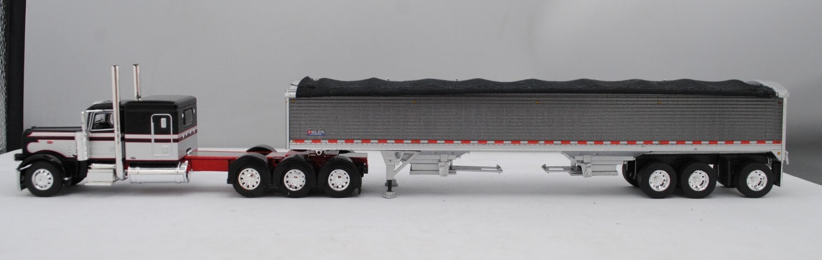 DCP 1/64 Red Black Silver Tri-Axle Peterbilt 389 Wilson Tri-Axle Grain 60-1473