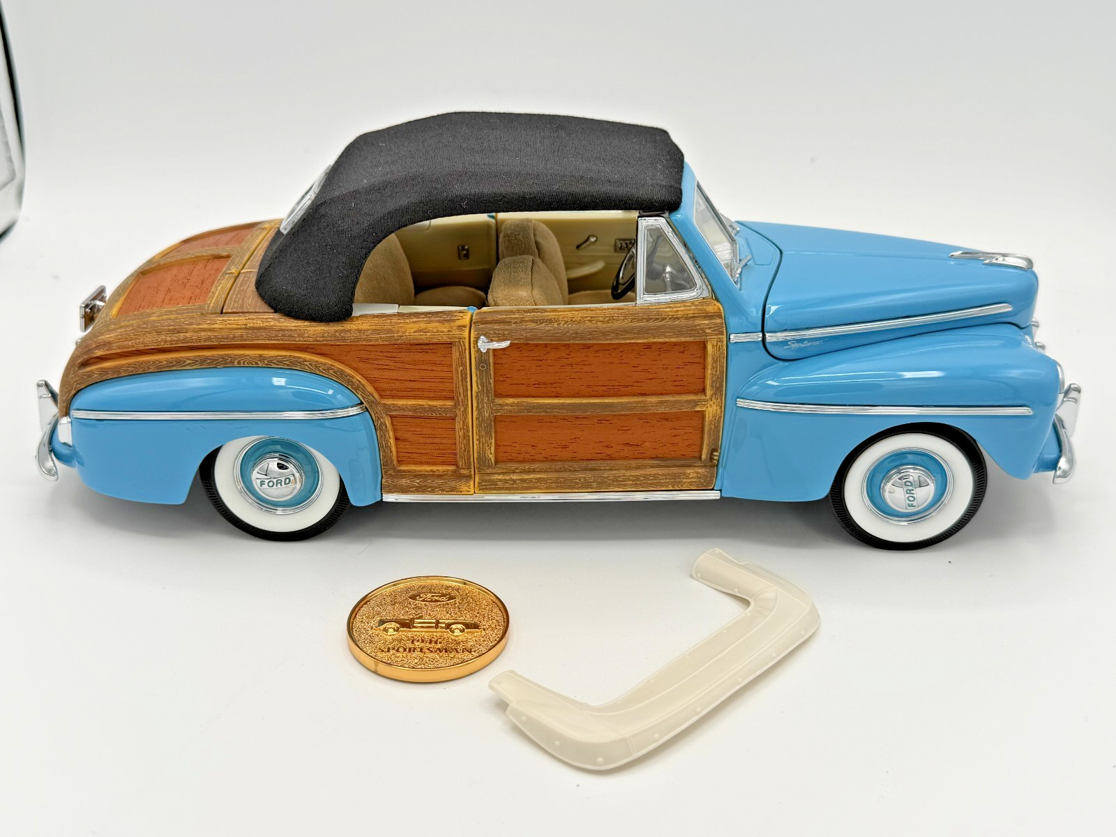 Signature Models Ford Sportsman Super Deluxe 1946 Blue Wood Panel Loose 1/18