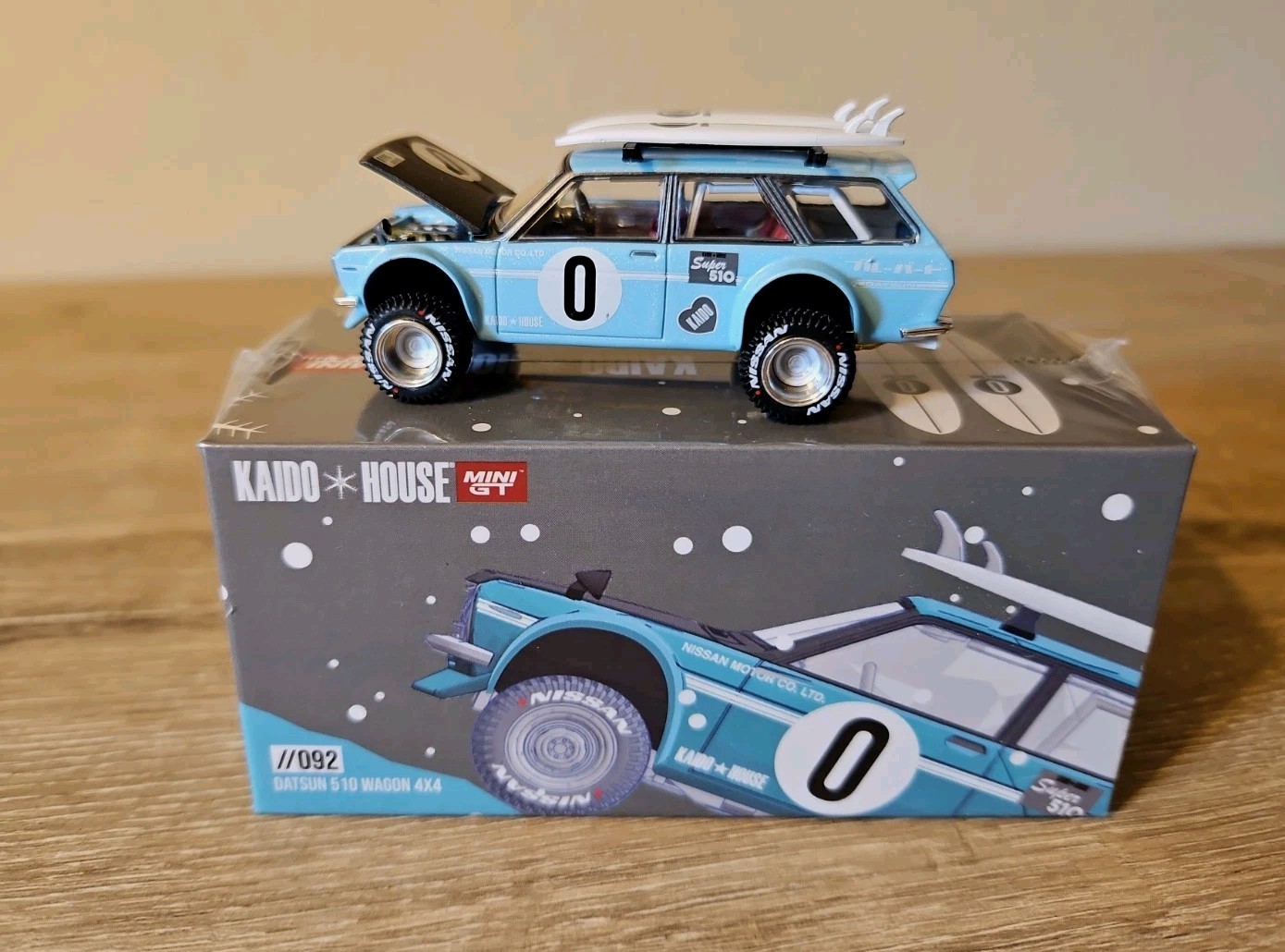 1:64 MINI GT Kaido House Datsun 510 Wagon 4×4 Winter Holiday Ed #092