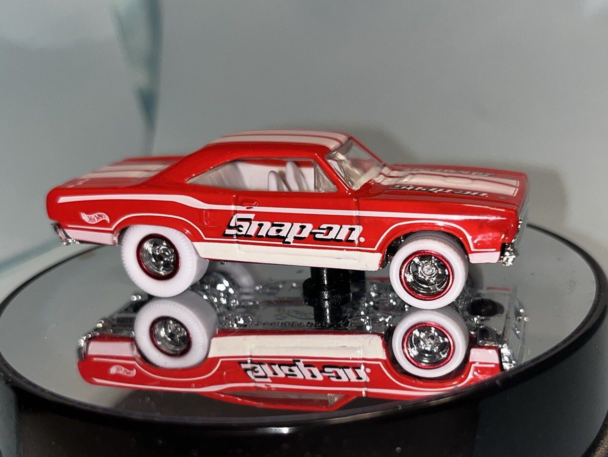 Hot Wheels Snap on Plymouth Road Runner Real Riders Snapon