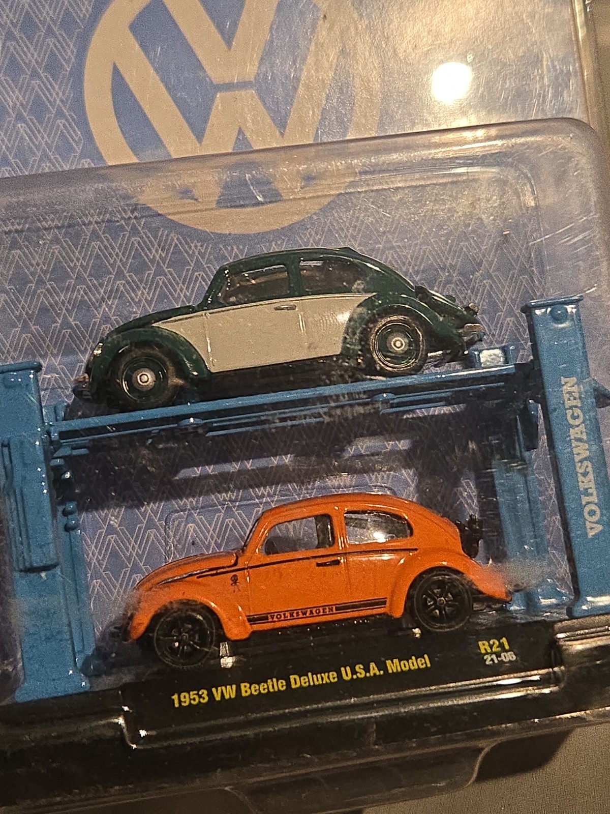 M2 Machines Auto Lift Series 1953 VW Beetle Deluxe U.S.A. Model 2-Pack Volkswage