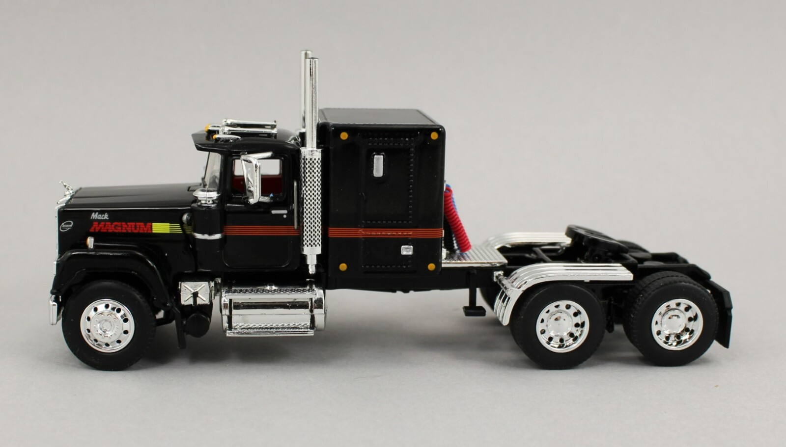 DCP 1:64 *BLACK* Mack Super-Liner MAGNUM Semi Truck w/60″ Flattop Sleeper NEW!