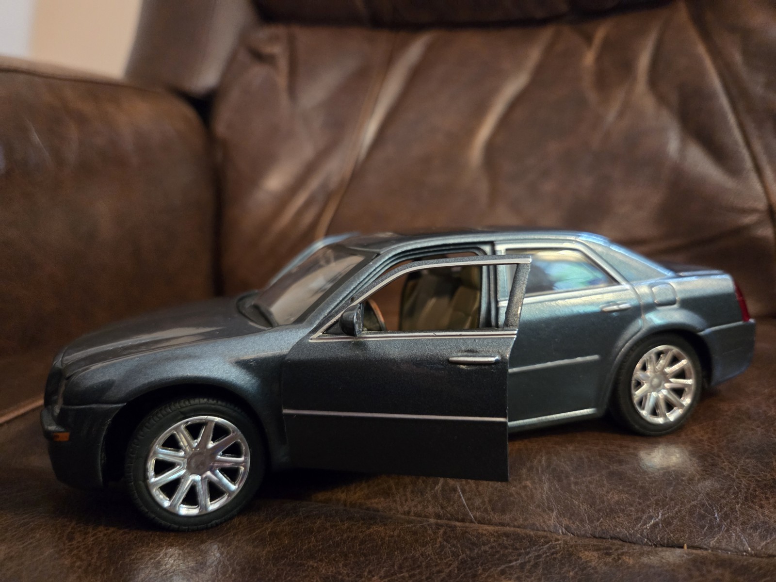 2005 Chrysler 300C Hemi Motor Max Car 1:24 Diecast! Nice Soft Paint! Few Marks