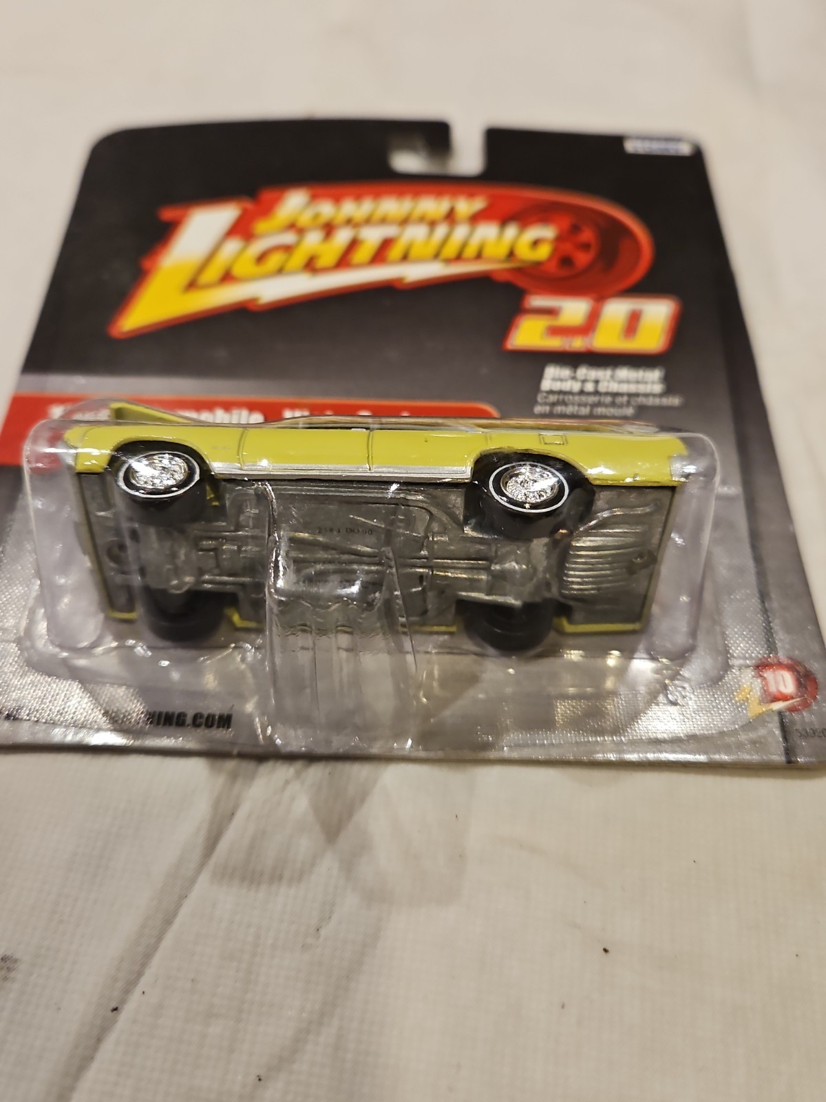 Johnny Lightning 2.0 1964 Oldsmobile Vista Cruiser *Yellow* w/ Rubber Tires