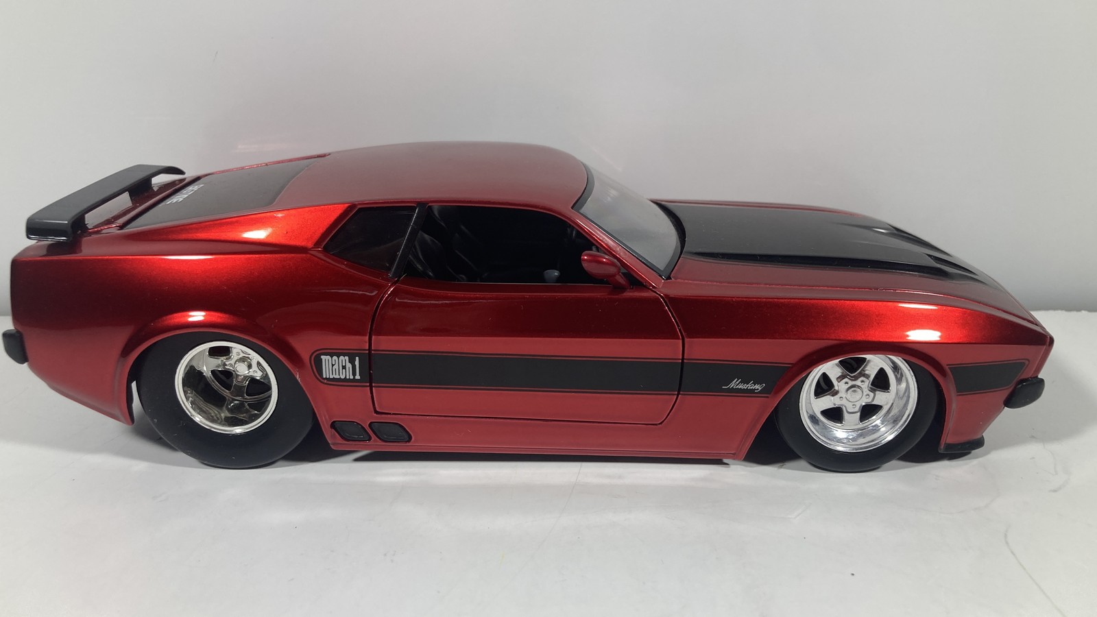 Jada Toys Bigtime Muscle 1973 Ford Mustang Mach 1 Custom Red Black 1:24 Diecast