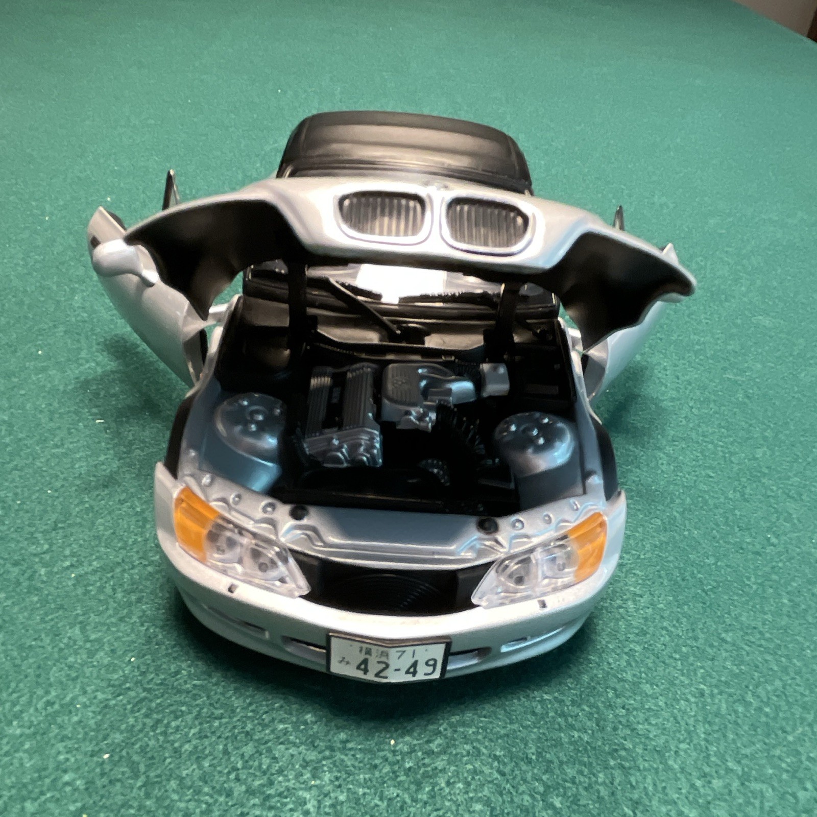 BMW 1:18 BMW Z3 Roadster 1997 Diecast Silver/Black Opening Hood & Doors