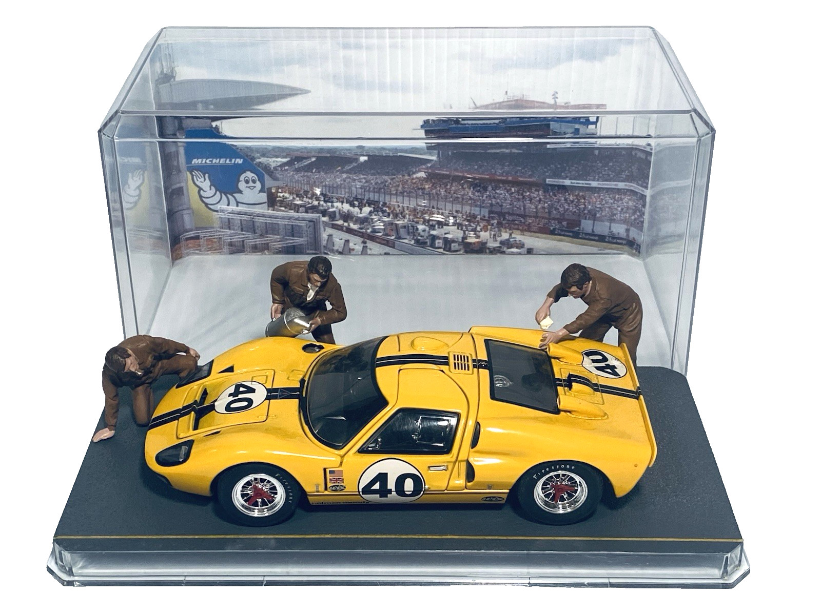 Wix 1966 Ford GT40 + 3 American Diorama Race Day Crew + Custom Showcase 1:24