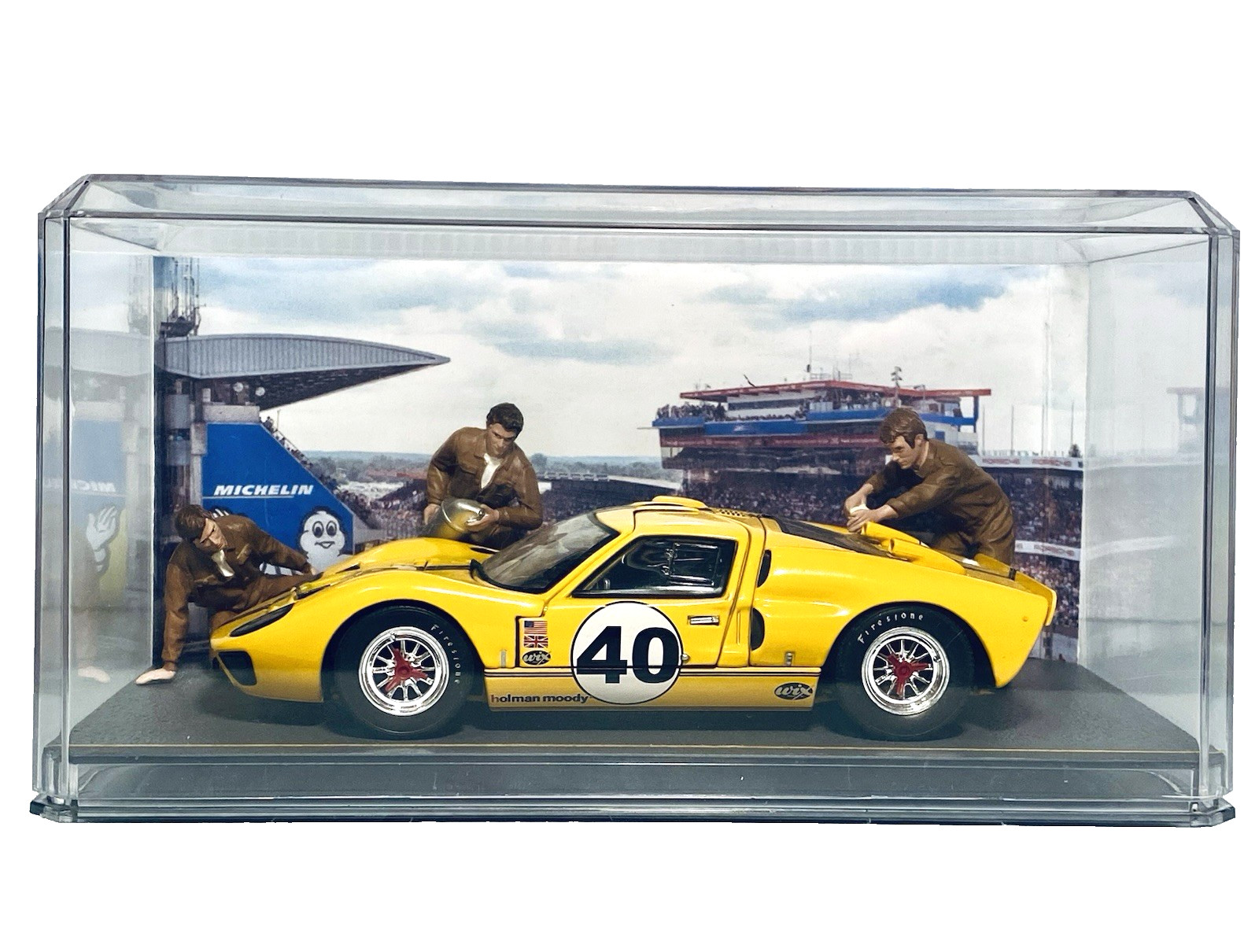 Wix 1966 Ford GT40 + 3 American Diorama Race Day Crew + Custom Showcase 1:24