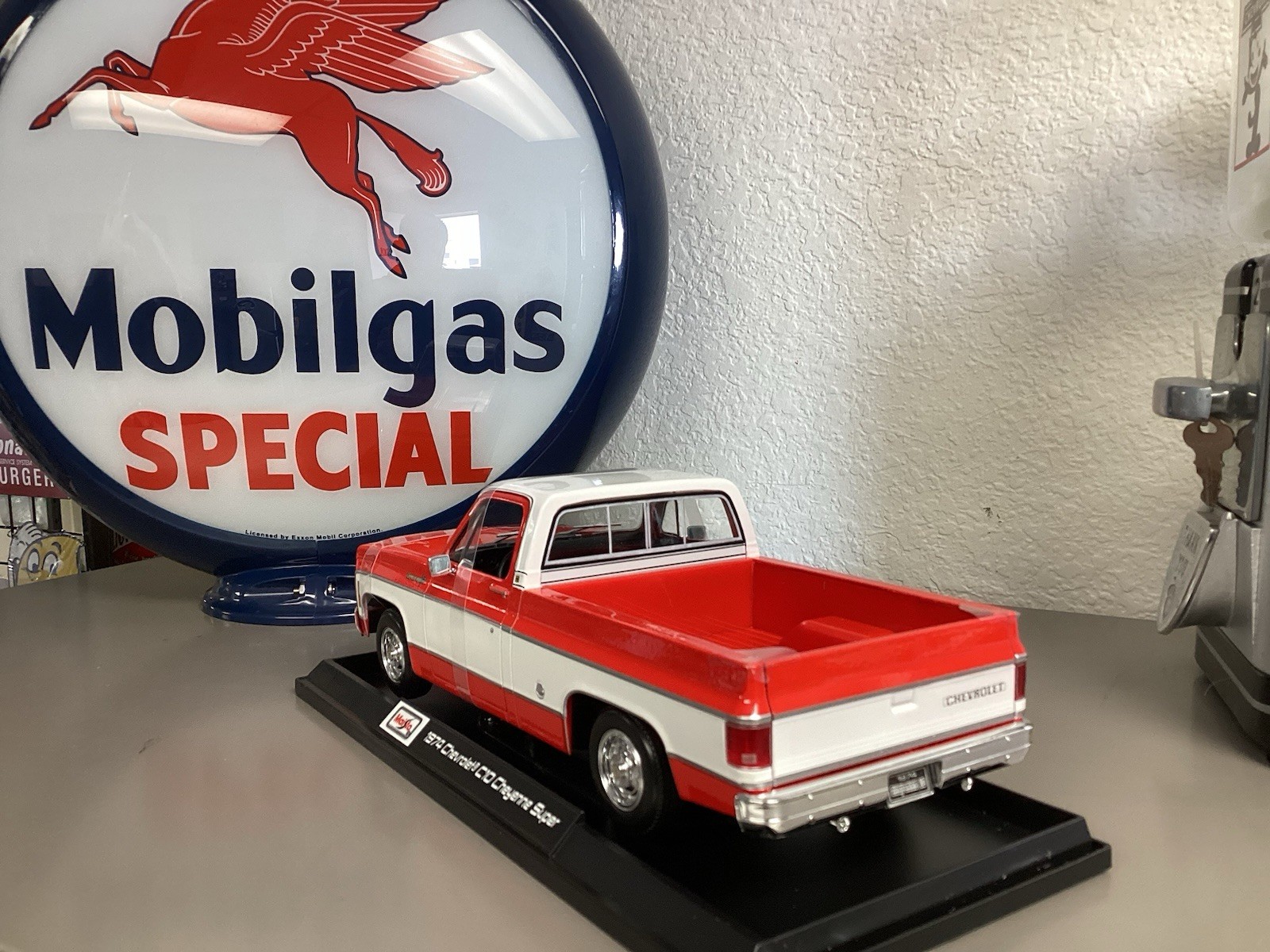 Maisto 1974 Chevrolet C/10 Cheyenne Super Red 1:18 Scale Special Edition Diecast