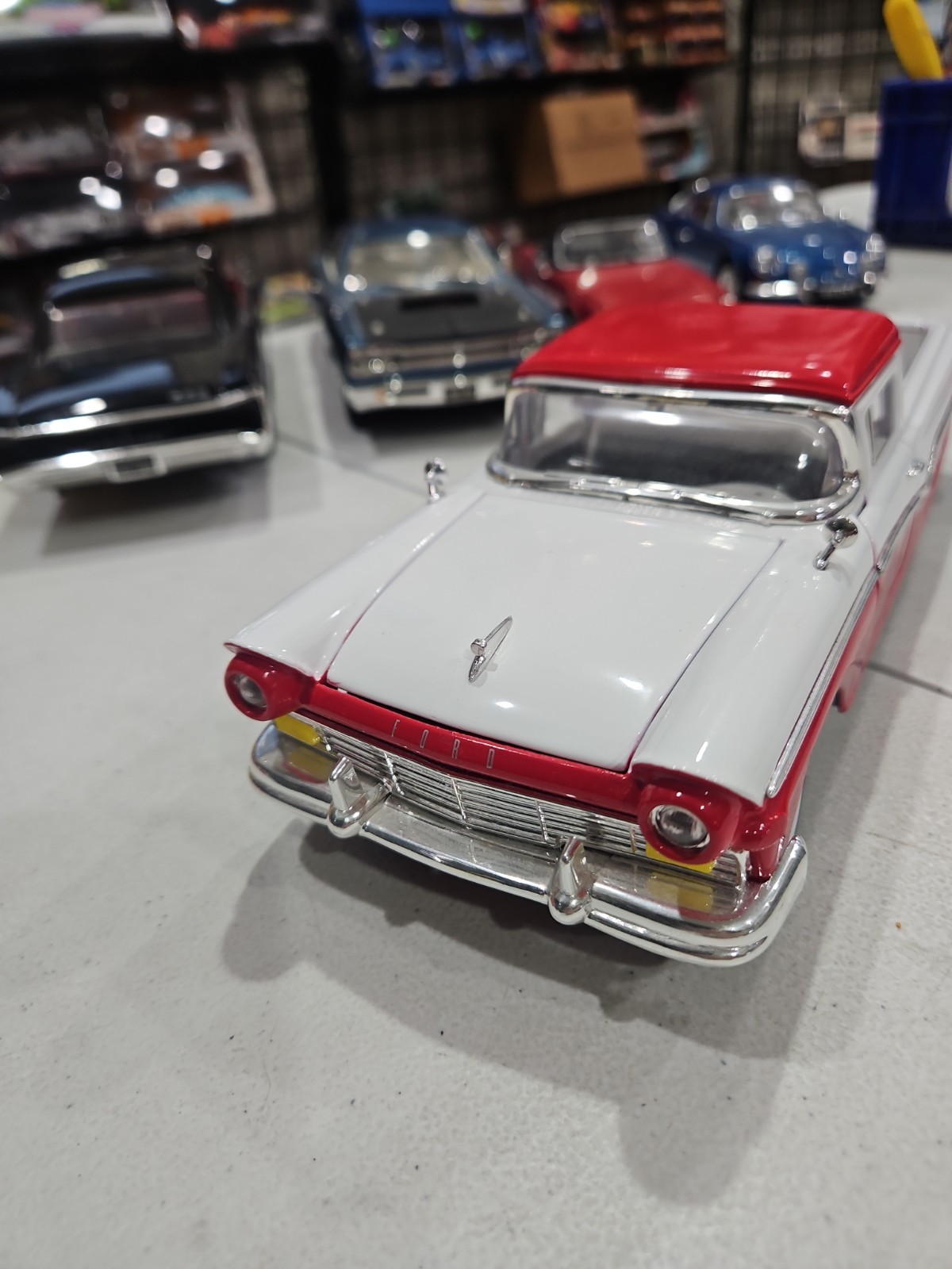 Road Legend 1:18 1957 Ford Ranchero Diecast Red & White – NO BOX