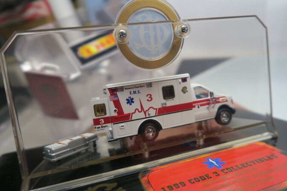 CODE 3 EMS CHICAGO FIRE DEPT FORD E 350 AMBULANCE #12056 LIMITED EDITION 1:64