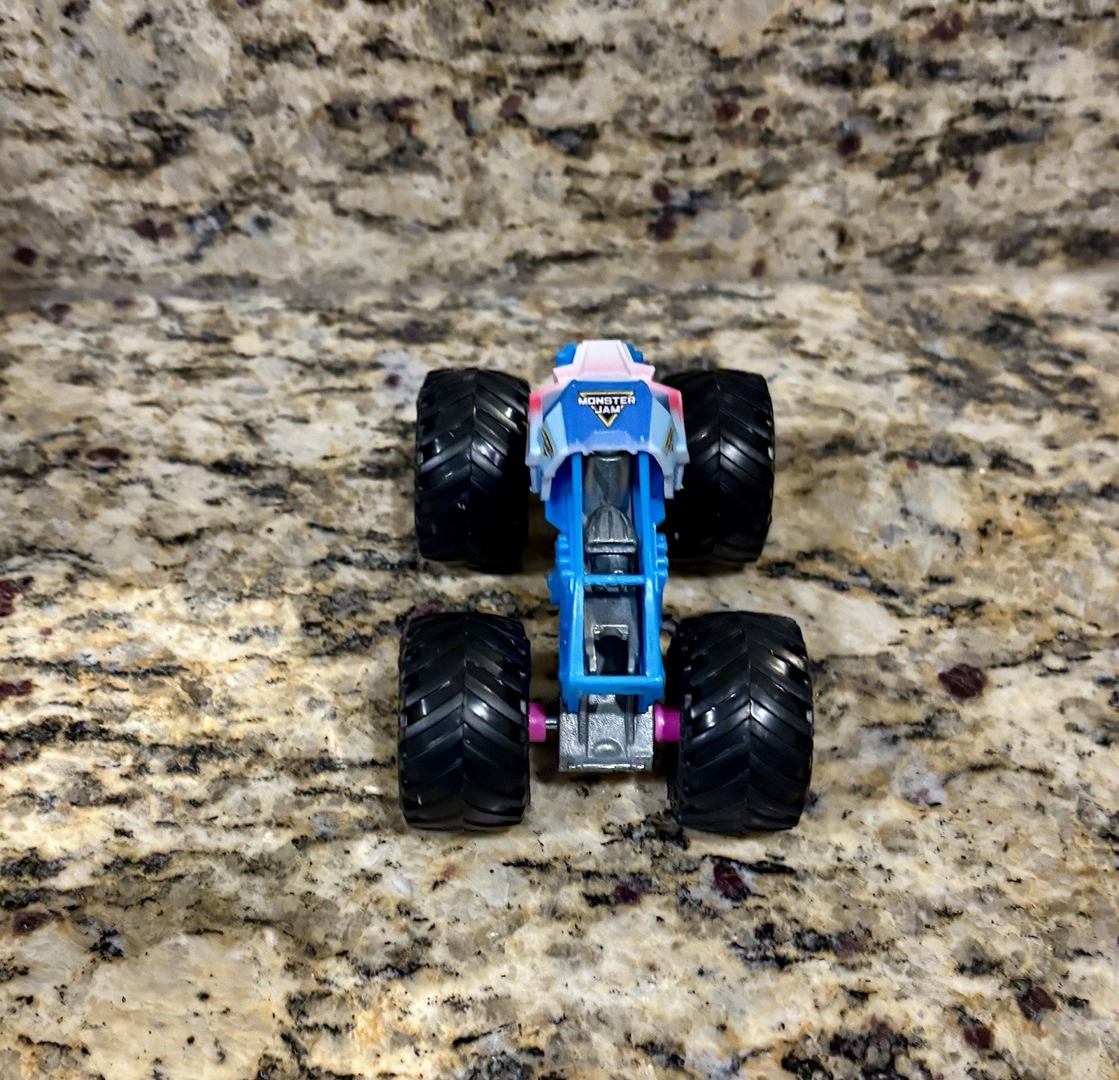 Spin Master Monster Jam Sparkle Smash TRAINING Truck New 1:64