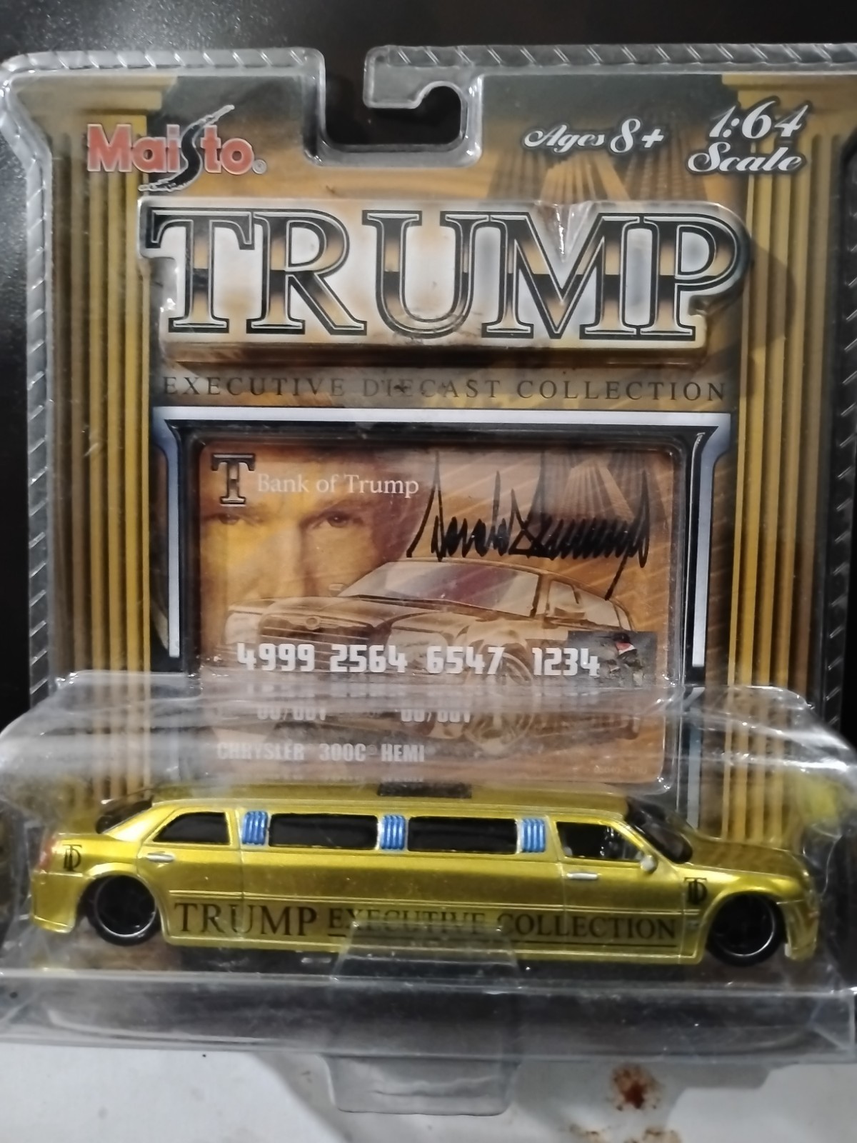 TRUMP Maisto Executive Diecast Collection GOLD Chrysler 300C Hemi 1/64