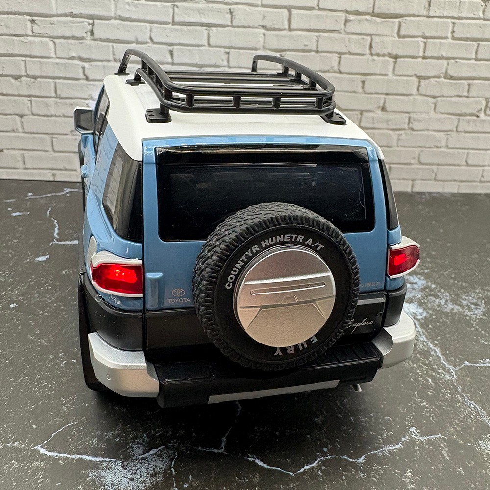 2007/2014 TOYOTA FJ Cruiser 1:24 Diecast – Officially Licensed – Blue With Box
