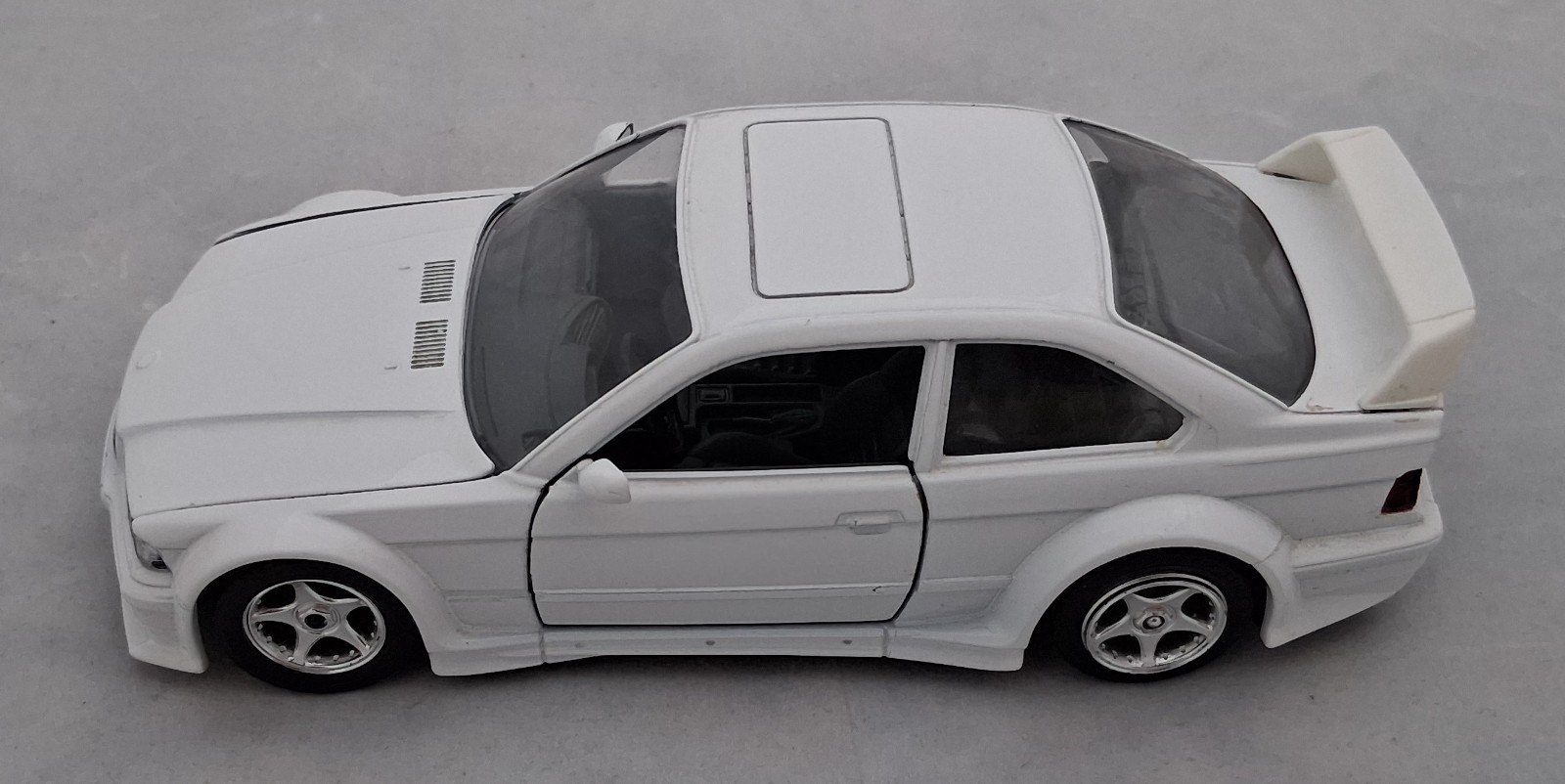 1996 BMW M3 E36 1:24 Diecast (White) : Burago