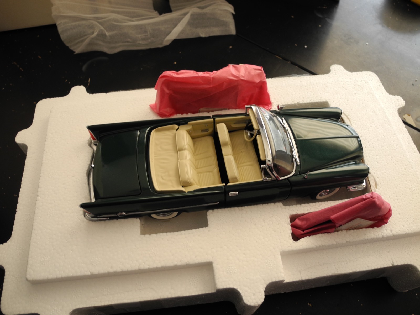 ULTRA RARE Franklin Mint Main Street CHRYSLER 300C, 1:24 Hard to Find!
