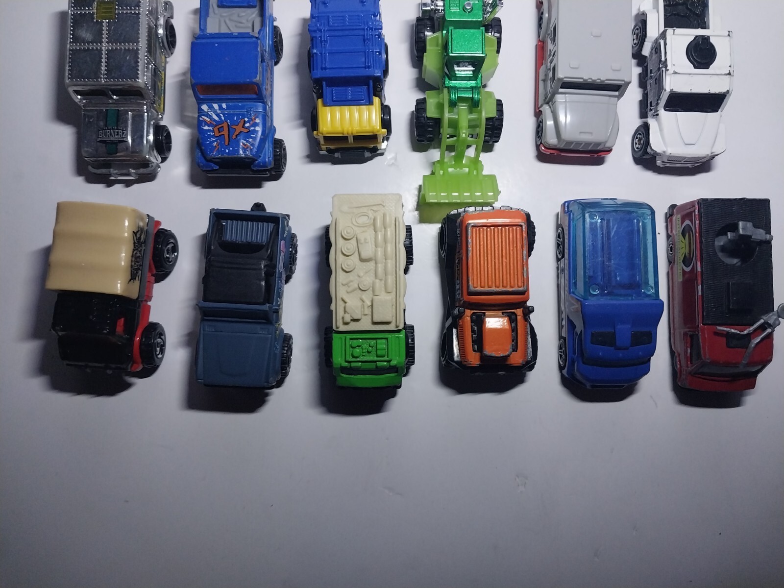 Lot 18 Hot Wheels & Matchbox Truck Bus Jeep Ect Please See Photos