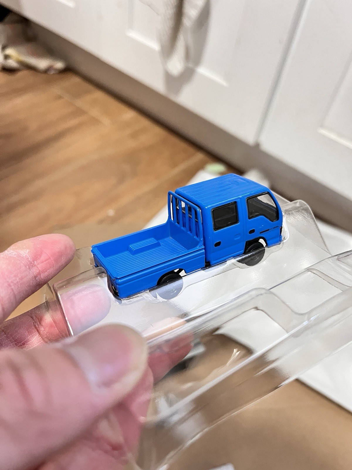 1:64 Scale Isuzu NHR LHD Blue Cargo Truck Diecast Model Car