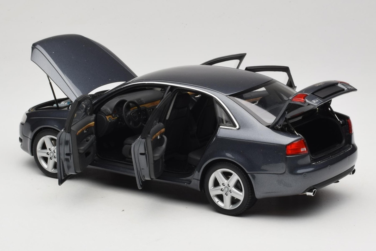 100014400 Audi A4 B7 Sedan Grey Metallic Minichamps 1:18