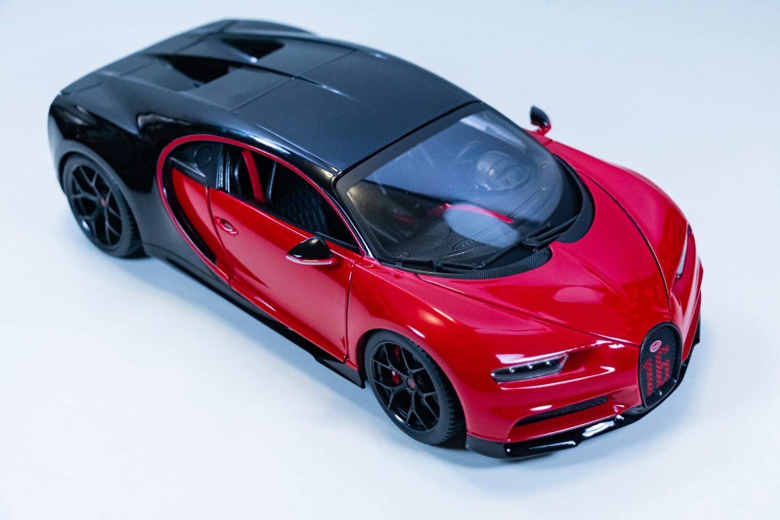 Maisto 1:18 Diecast Model Special Edition – Bugatti Chiron Red / Black