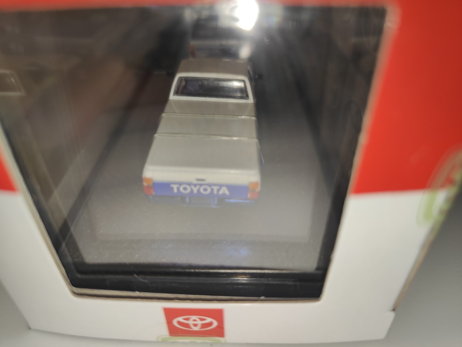 NEW M2 Machines Hauler Toyota 1985 Toyota Trucks – CHASE – IN HAND