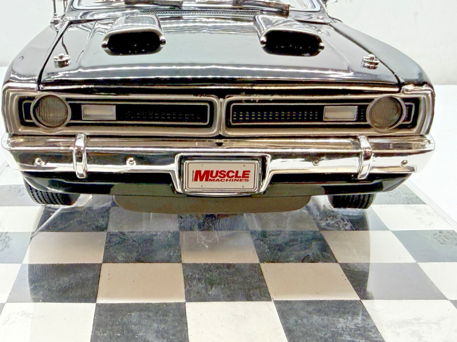 Auto World American Muscle 1971 Dodge Demon 340 Model Car 1:18 in Case Bx7-6