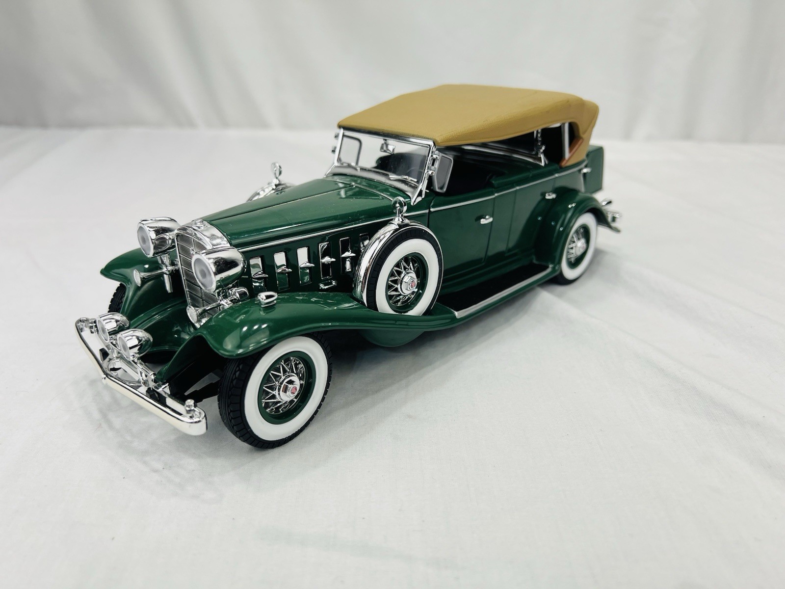 Auto World 1932 CADILLAC V16 SPORT PHAETON 1:18 Scale Dark Green/Tan Top