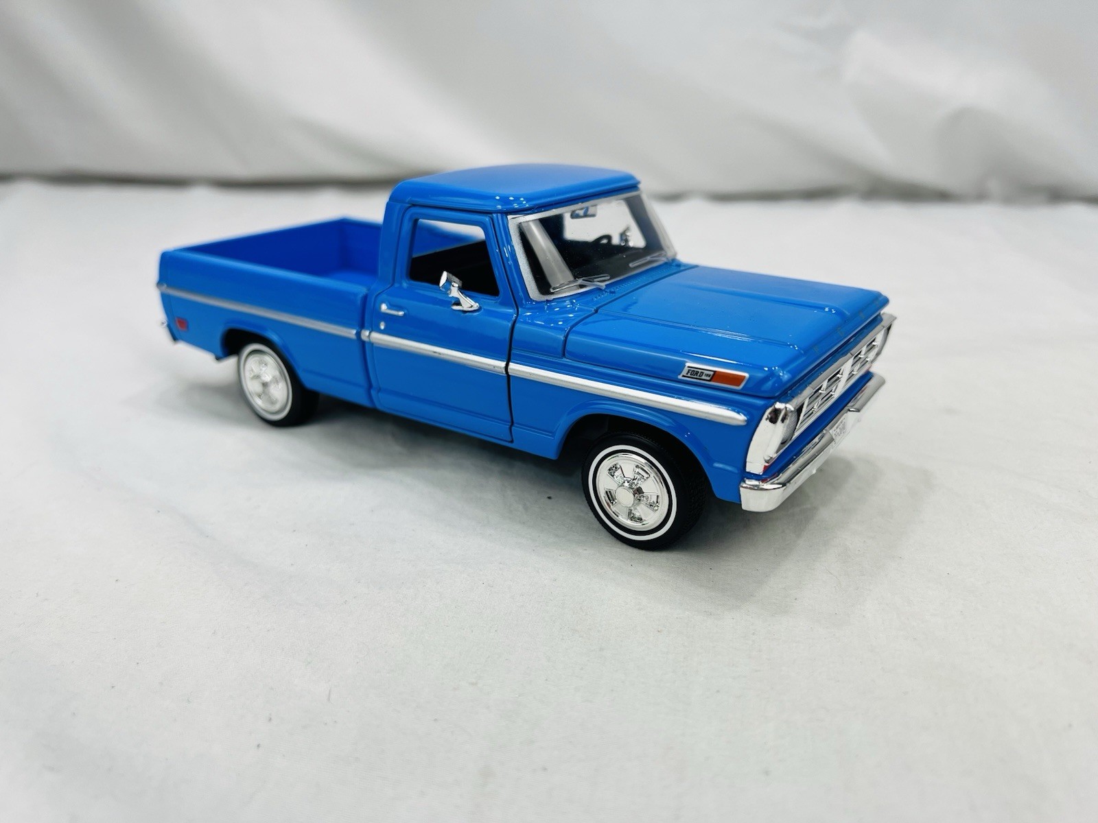No Box Motormax 1972 Ford F-100 Pickup Truck 1:24 Light Blue